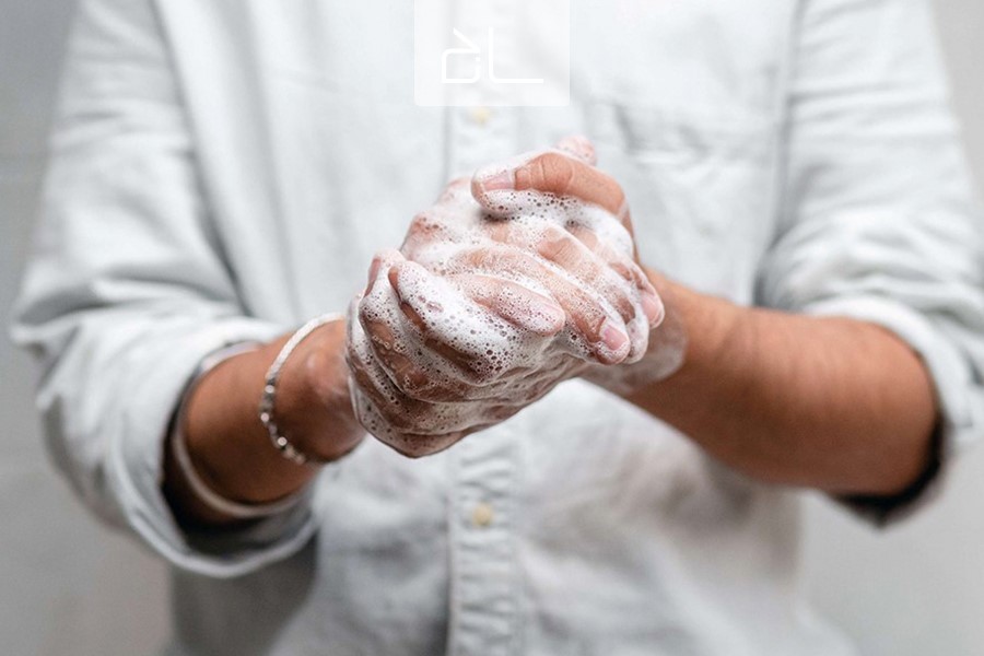 تمیز نگه داشتن دست‌ها در مراقبت از پوست دست اهمیت بسیار زیادی دارد.